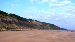 A marée basse, on peut aller par la plage de Villers à Houlgate (5 km)