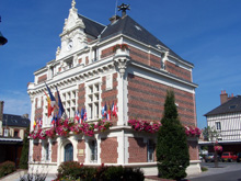Le Centre Ville de cette station balnéaire de la Côte Fleurie possède une belle mairie située sur la Place du Marché